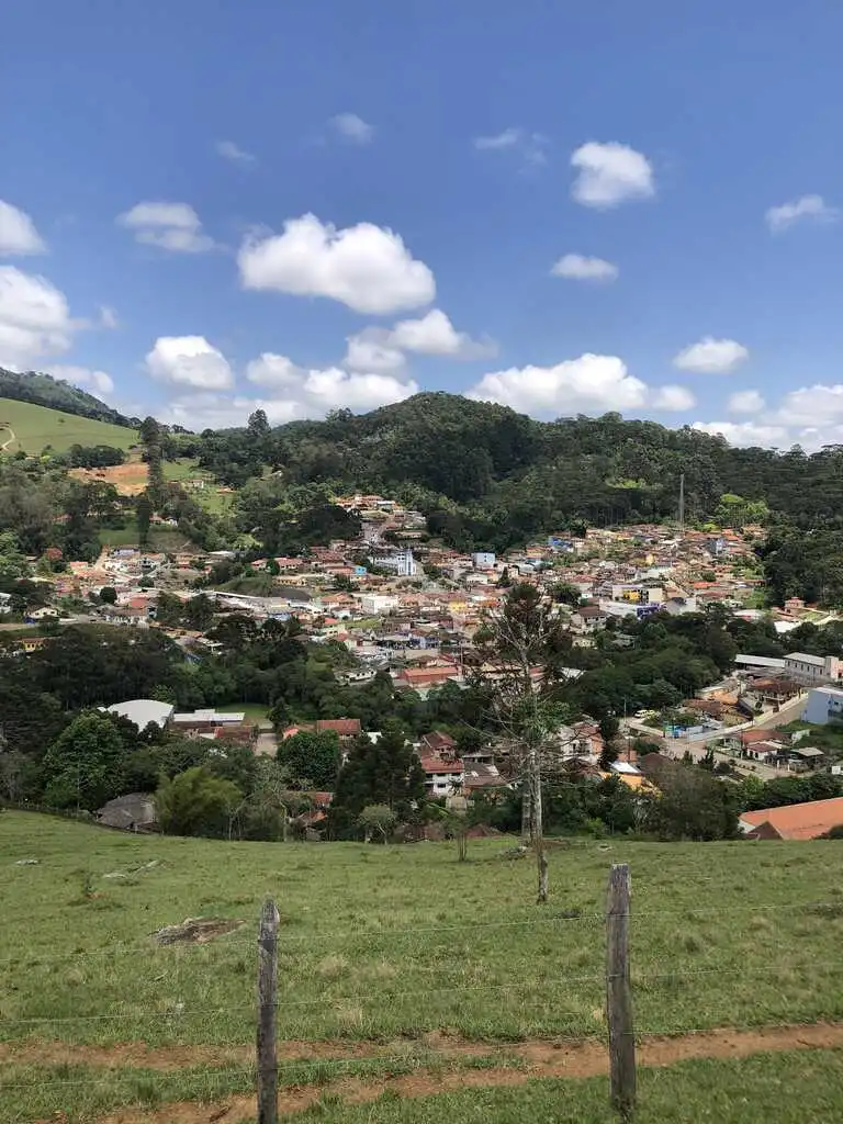 Onde ficar em Gonçalves, MG. Vista da cidade a partir da serra. 