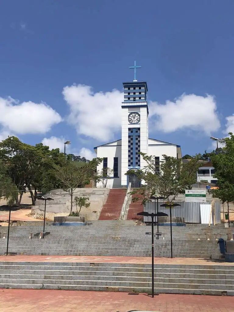 onde ficar em Gonçalves - centro da cidade, igreja principal com vitral azul
