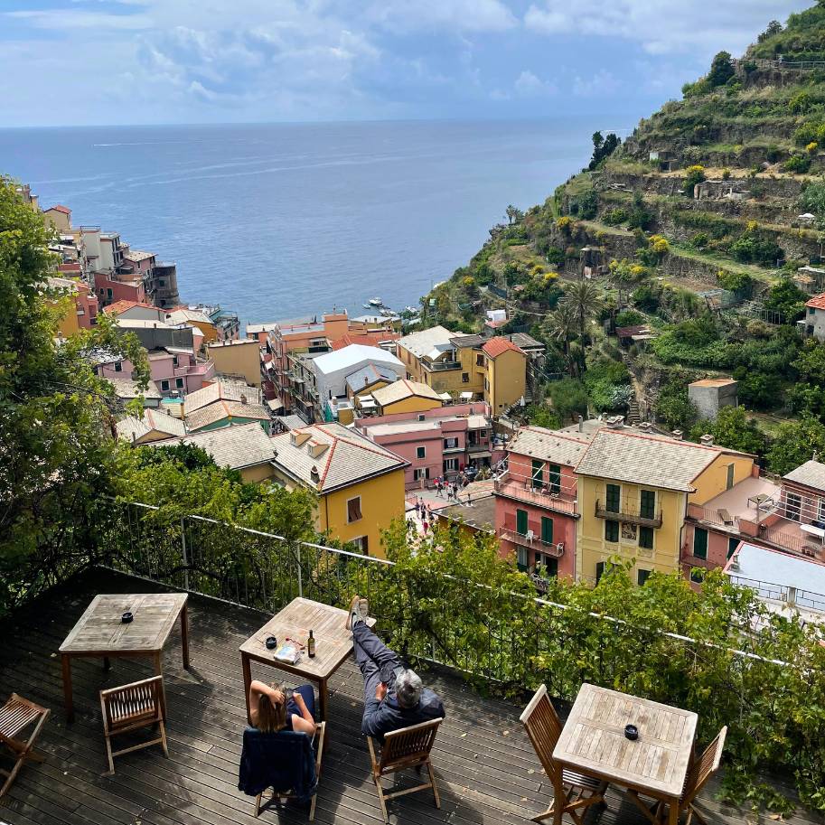 Casal aproveitando a vista da pousada em Cinque Terre