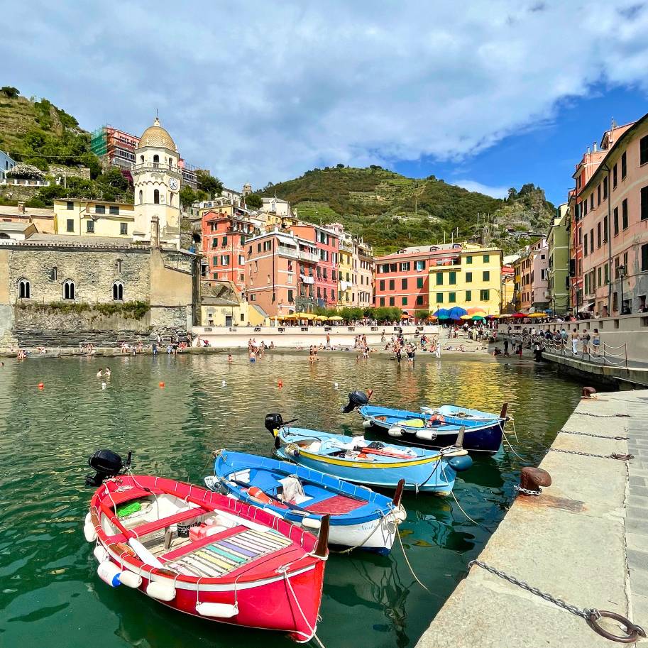 Vista do Porto de Vernazza e suas casas coloridas