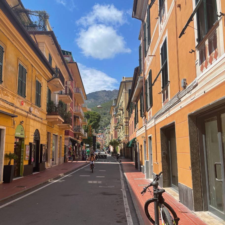 rua de levanto com vista para montanhas