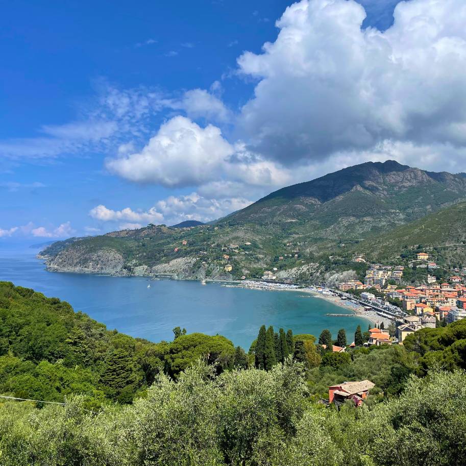 vista de uma das trilhas entre as aldeias de cinque terre