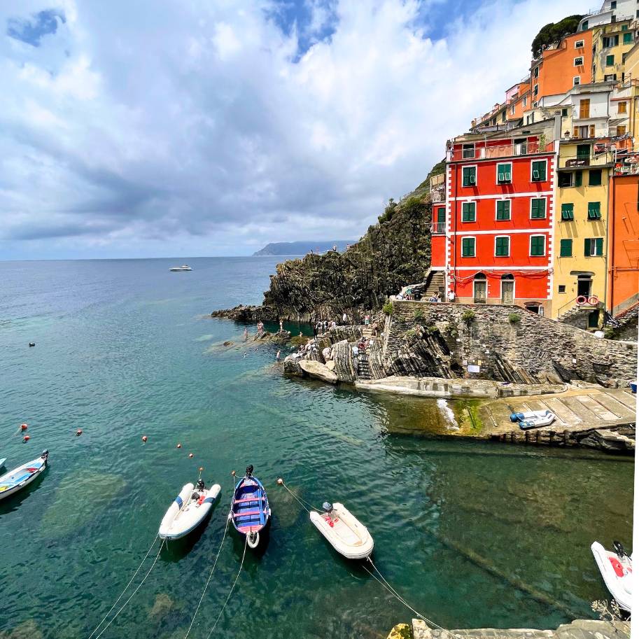 vista do porto em riomaggiore