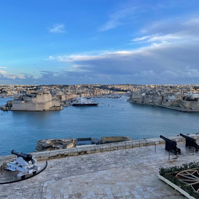 Jardins Upper Barracks e canhoes em valletta malta