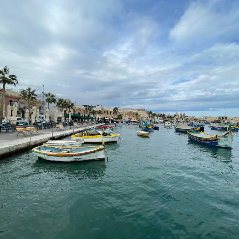 Marsaxlokk e seus barcos coloridos em Malta