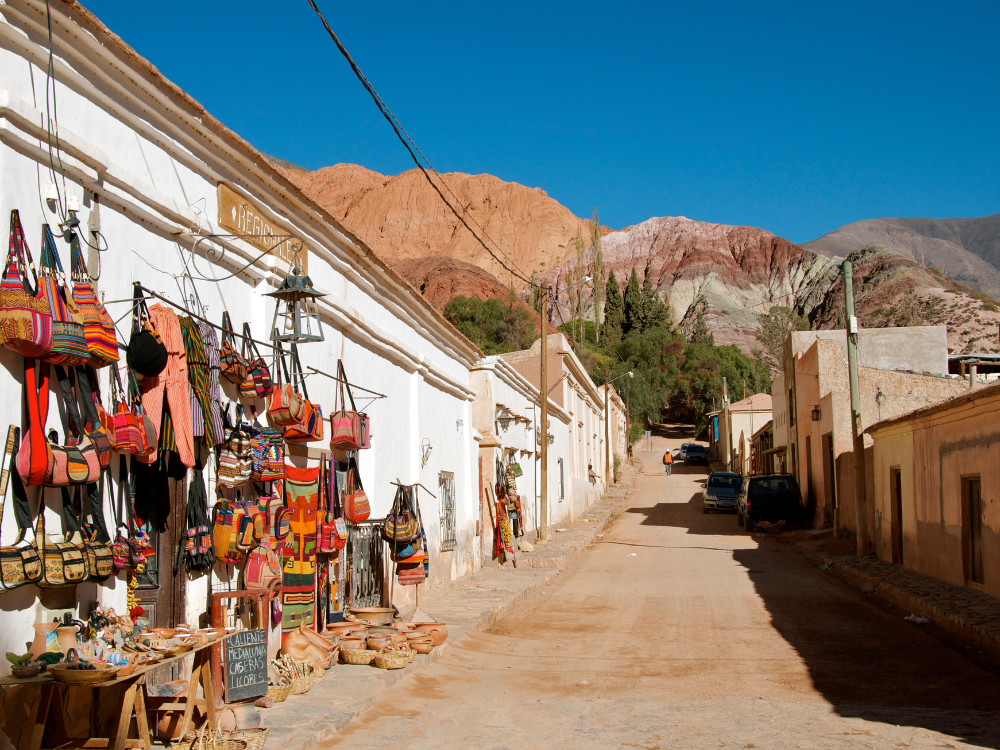 Purmamarca, Argentina, com o Cerro de los Siete Colores ao fundo