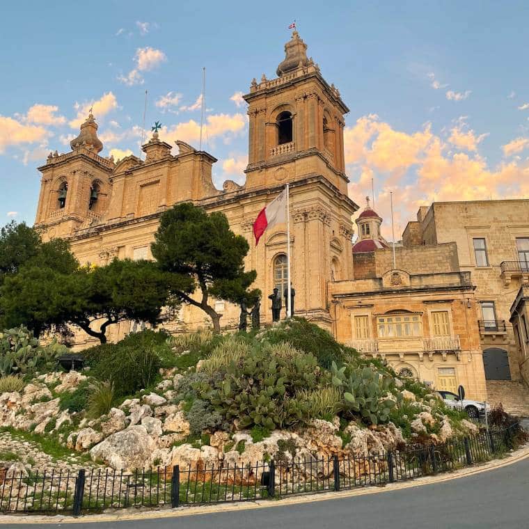 Tres Cidades no Por do Sol com Bandeira de Malta