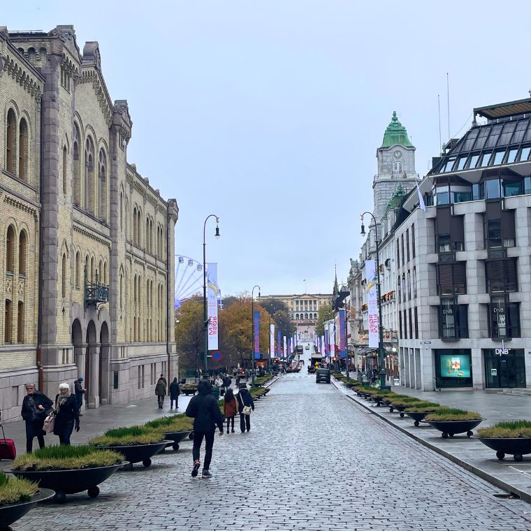 Avenida principal de Oslo com vista para o Palacio
