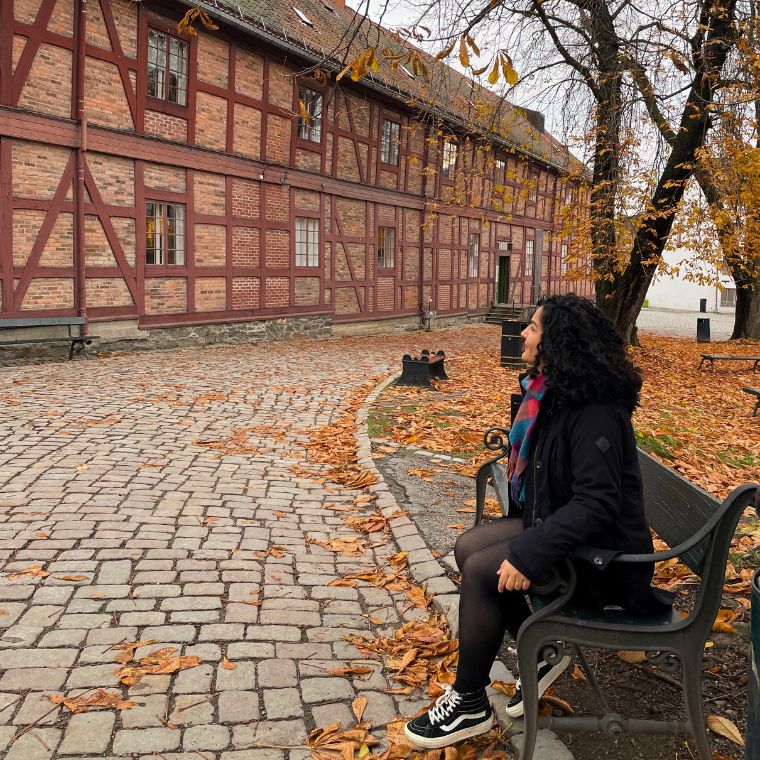 Luiza nos jardins da Fortaleza em Oslo