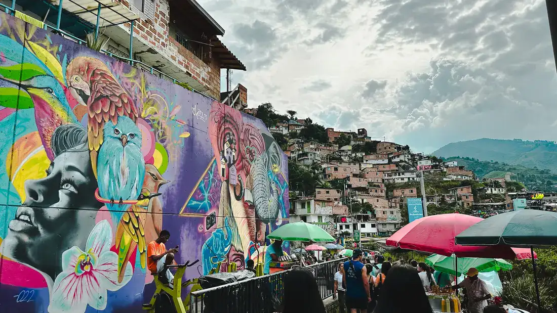 Graffiti Tour na Comuna 13, em Medellín