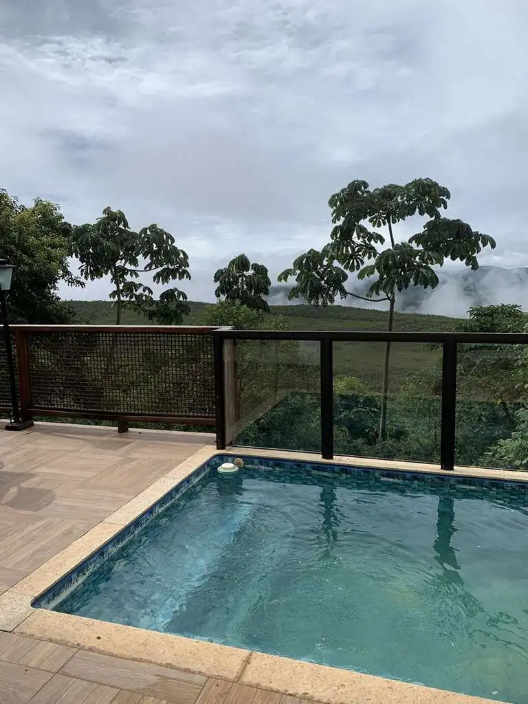 onde ficar em lavras novas: pousada com piscina e vista para as montanhas