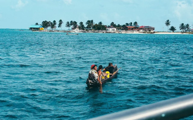 Indigenas num barco nas aguas do arquipelago de San Blás Guna Yala