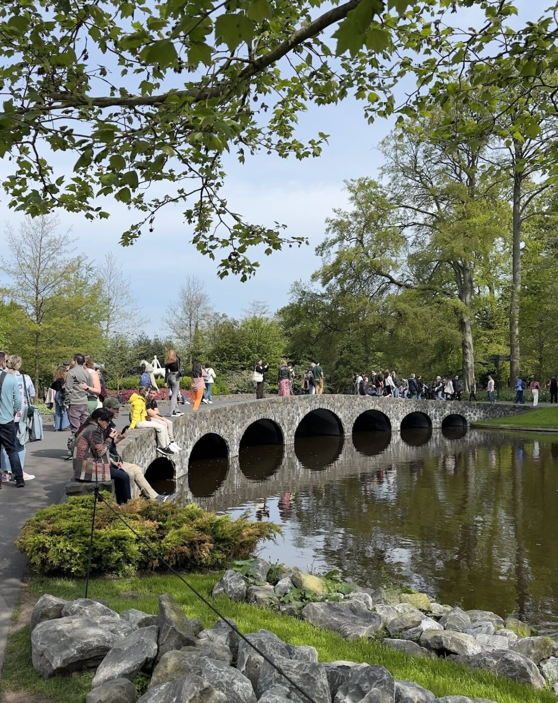 lagoa e ponte no jardins keukenhof amsterdam