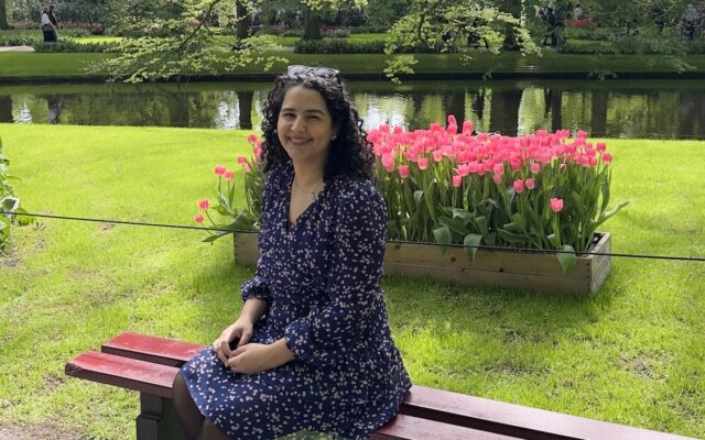 luiza no jardim das tulipas na holanda