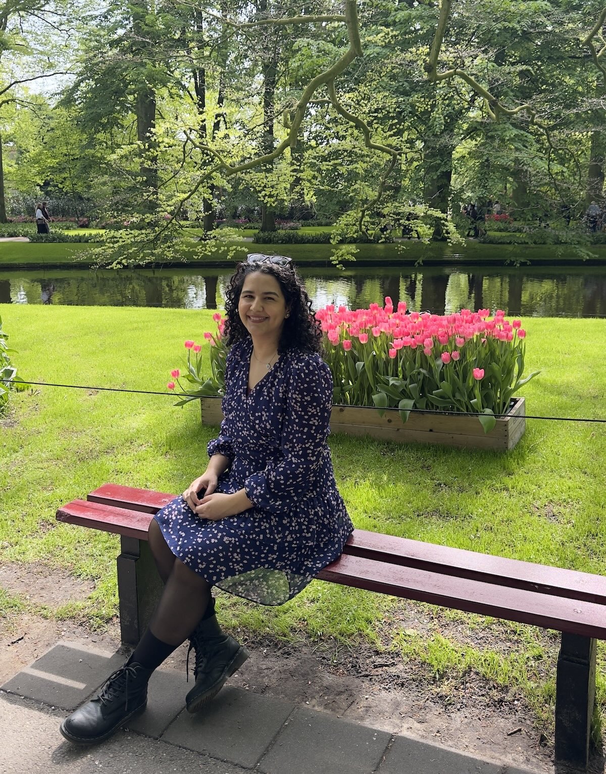 luiza no jardim das tulipas na holanda