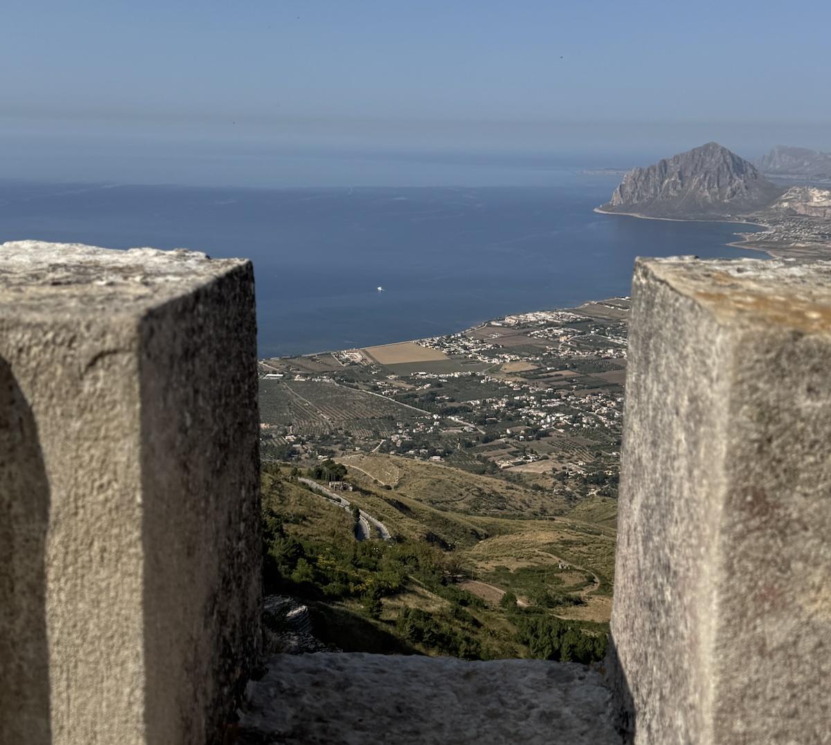 vista panoramica de erice para o mar