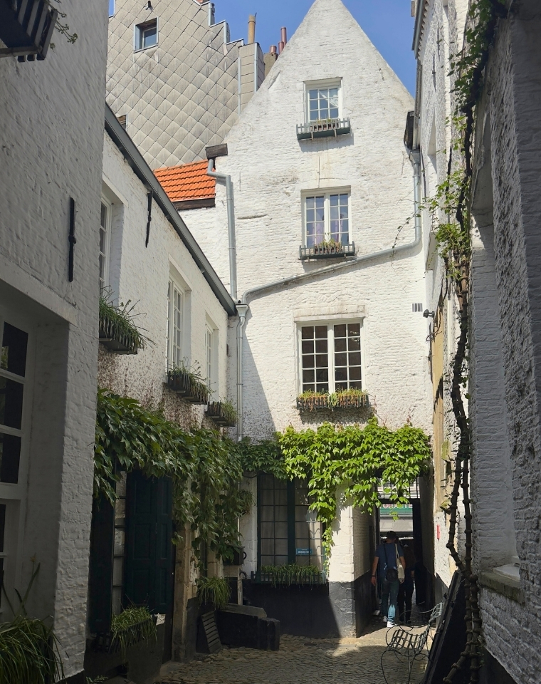 beco medieval em estacao central de antuerpia