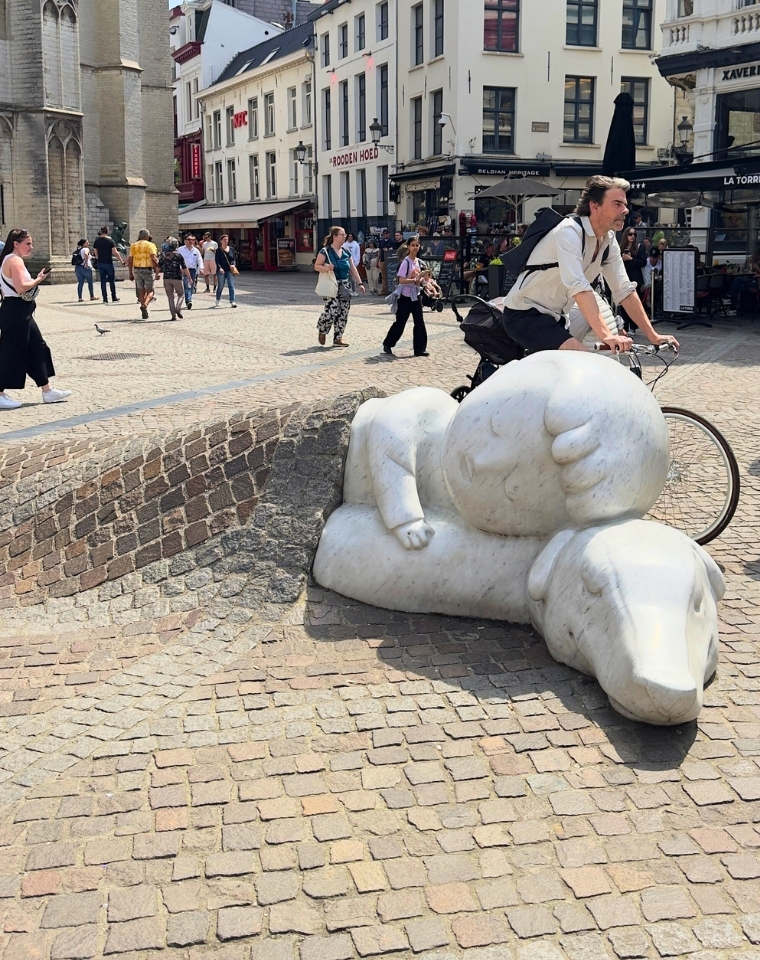 estatua menino e cachorro estacao central de antuerpia