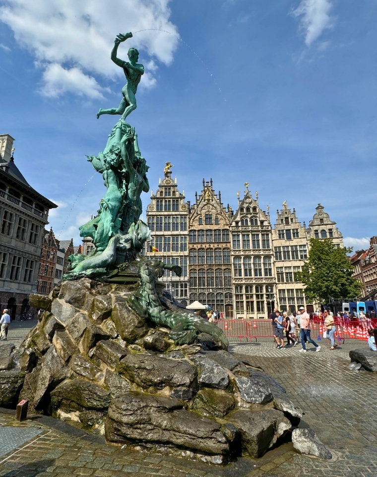 fonte em grote markt estacao central de antuerpia