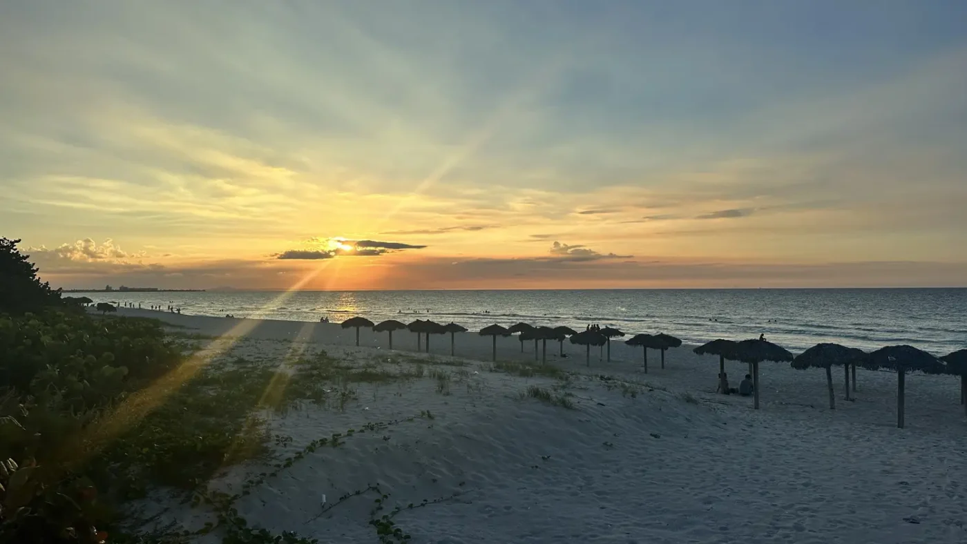 Praia em hotel de Varadero, Cuba