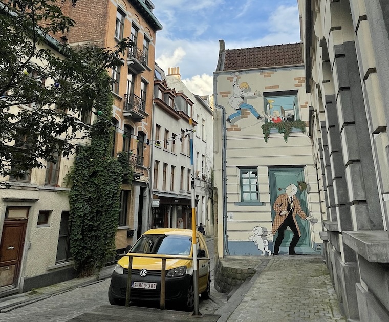 predio com pintura de quadrinhos em bruxelas