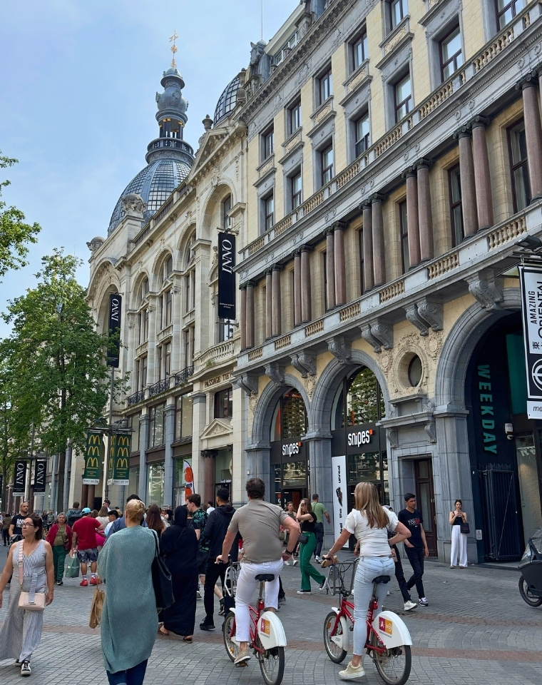 rua comercial em estacao central de antuerpia